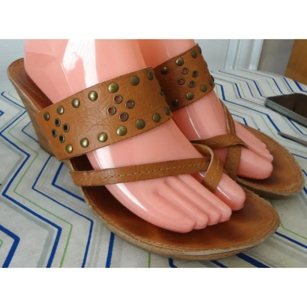 Vintage Y2K Gianni Bini Isabel 8.5 Tan Studded Wedge Sandals Toe Loop Slip On